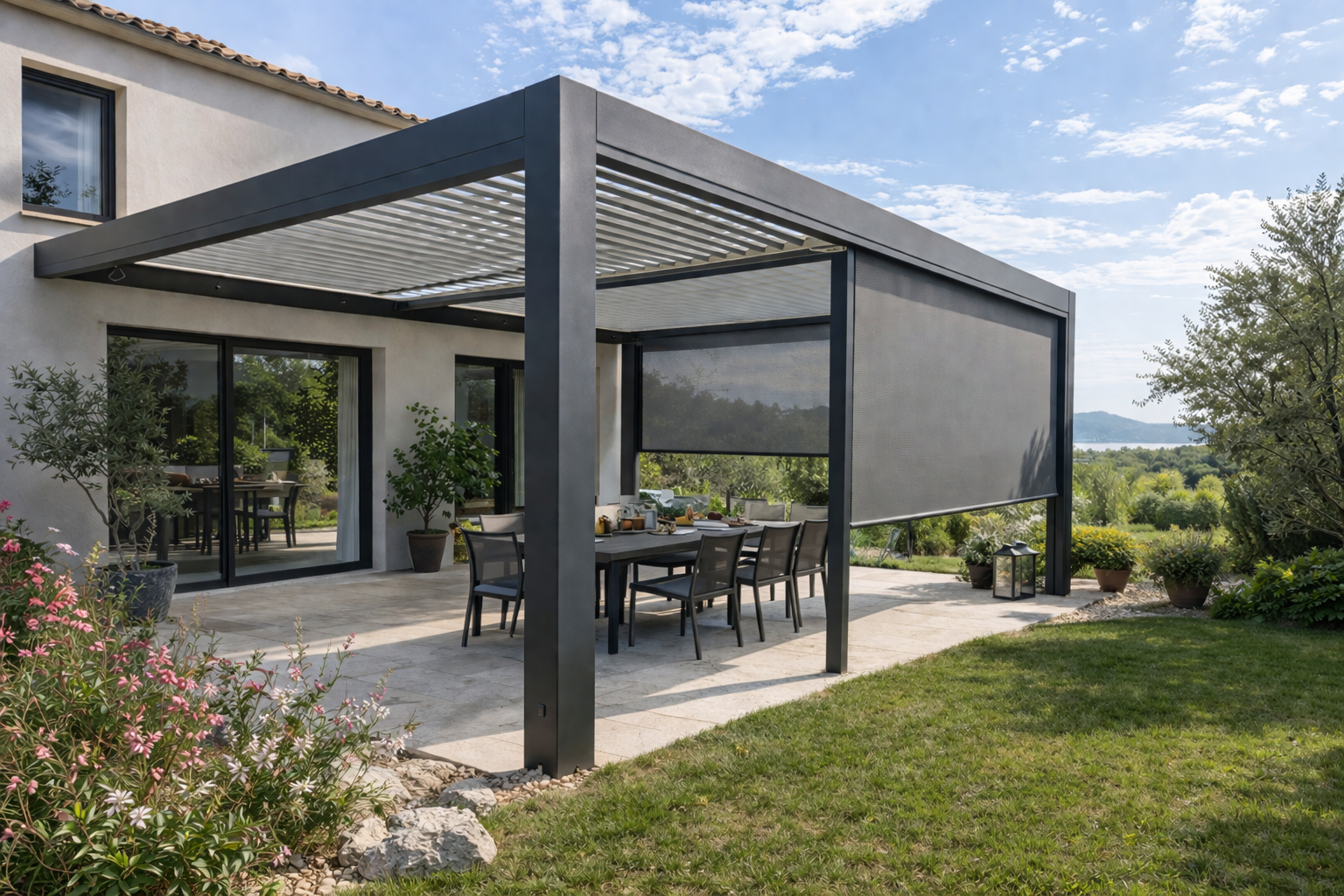 Pergola bioclimatique installée sur une terrasse
