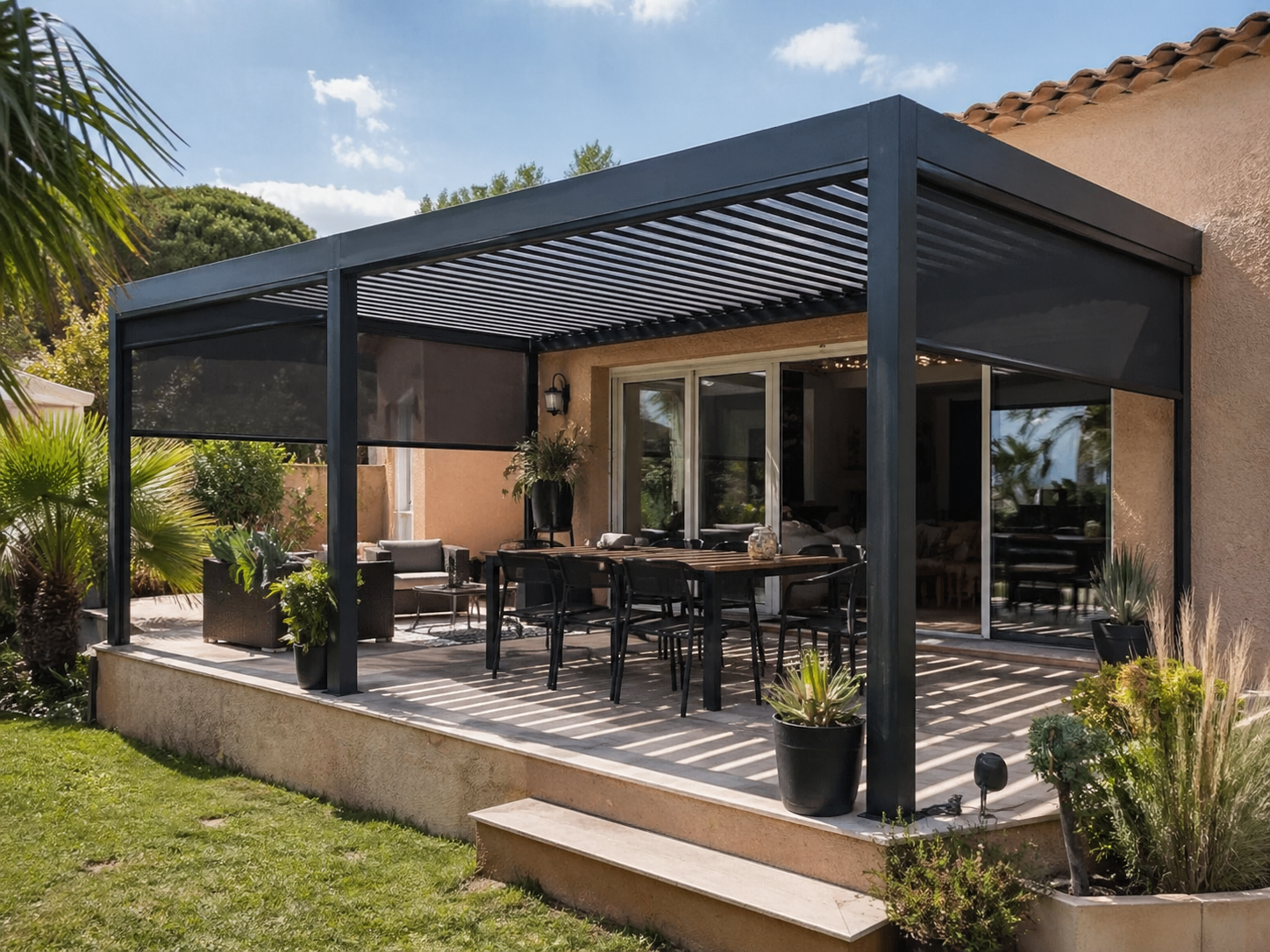 Pergola bioclimatique installée sur une terrasse