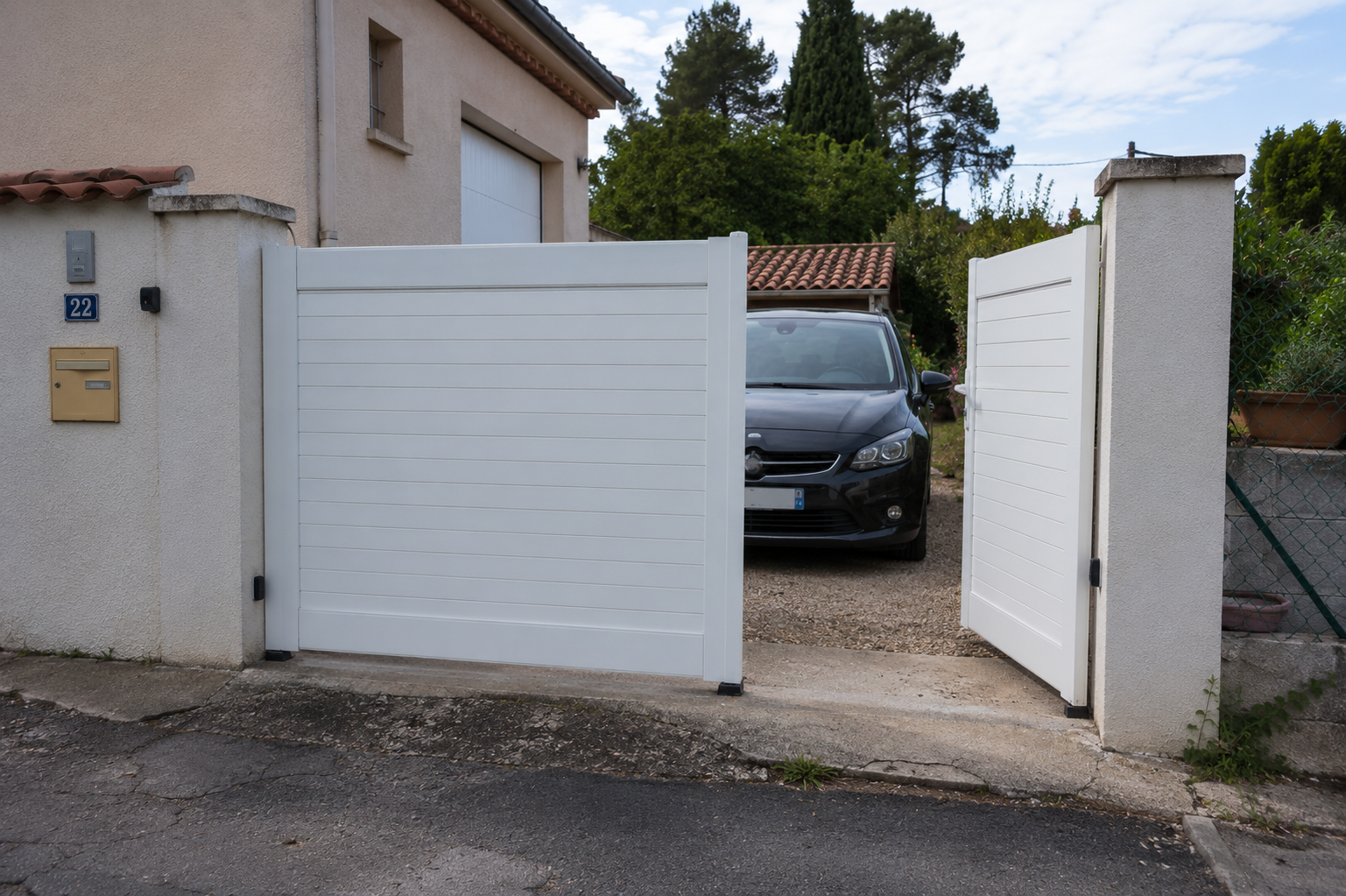 Portail aluminium battant installé à l’entrée d’une maison