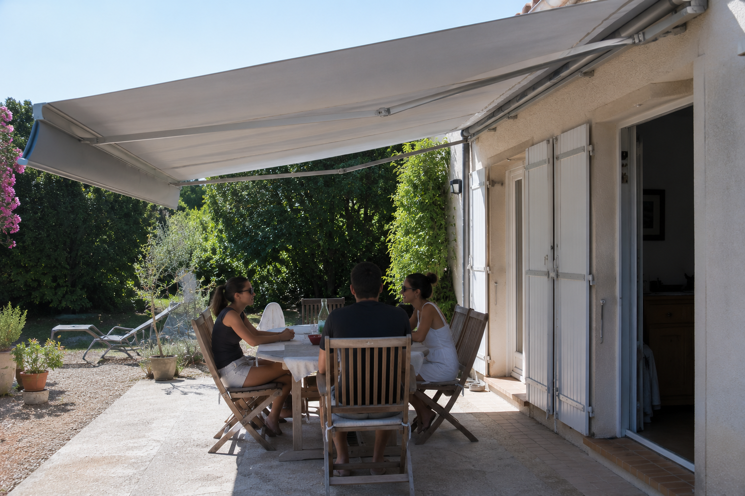 Store banne installé au-dessus d’une terrasse extérieure