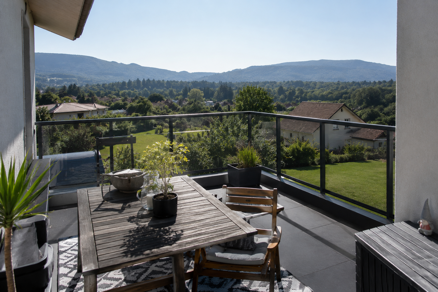 Garde-corps vitré installé sur une terrasse extérieure